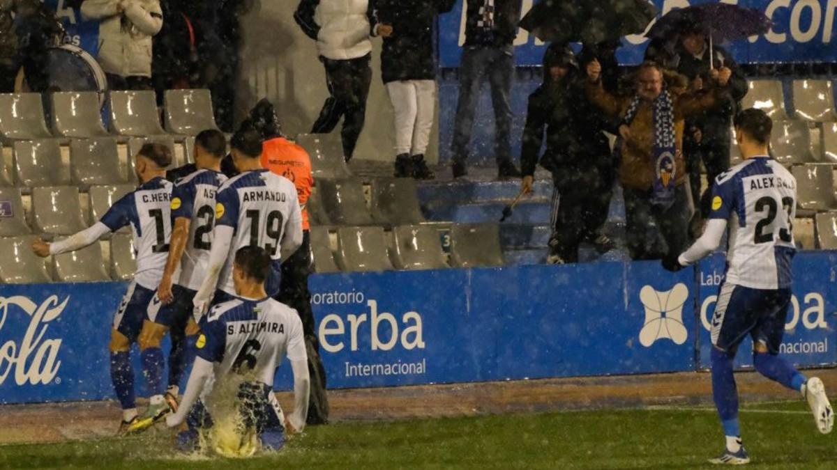 Los jugadores del Sabadell celebran el gol ante la UD Logroñés