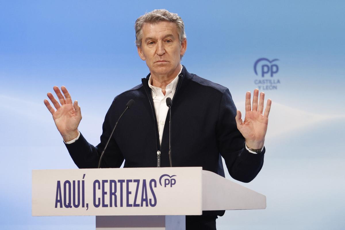 10/03/2026 El presidente del Partido Popular, Alberto Núñez Feijóo, interviene durante un mitin, en el Teatro Centro Cultural San Agustín, a 10 de marzo de 2026, en El Burgo de Osma, Soria, Castilla y León (España). El mitin se enmarca en la campaña del Partido Popular para las elecciones autonómicas de Castilla y León que se celebrarán el próximo domingo 15 de marzo.