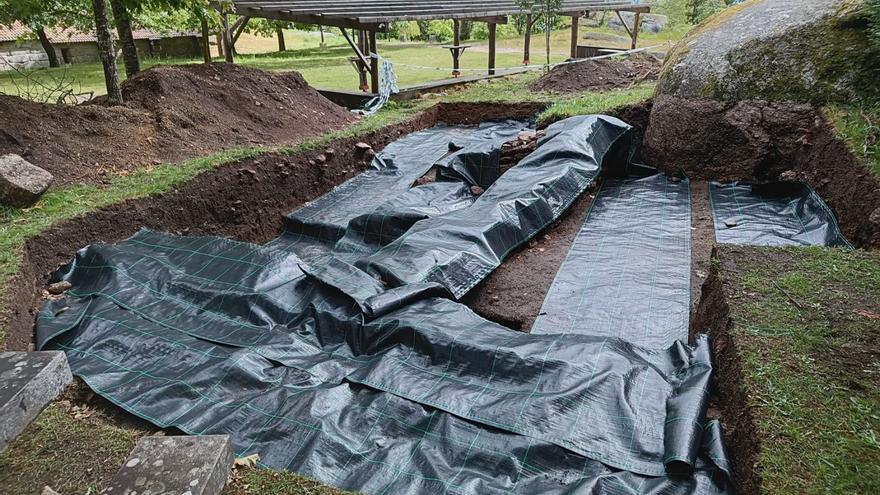 La Universidad de Santiago volvió a enterrar el yacimiento de San Cibrán esta semana, cubriendo  los restos excavados con lonas para facilitar los trabajos en una futura intervención.