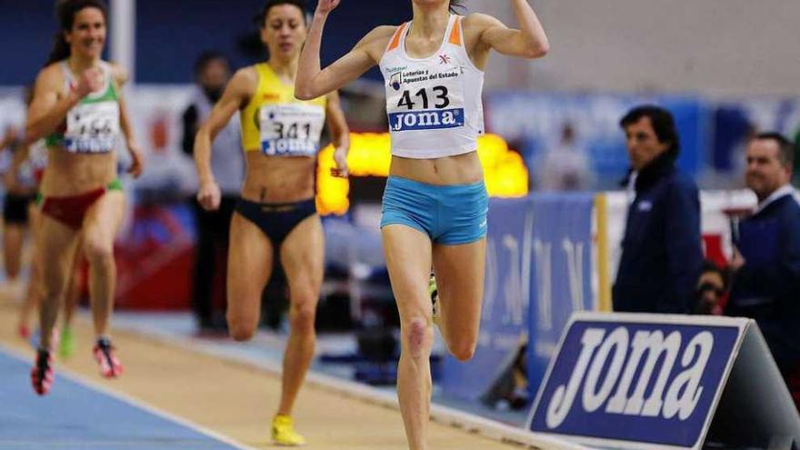 Solange Pereira celebra su victoria en la final de 1.500 metros, ayer en Antequera. // Jorge Zapata