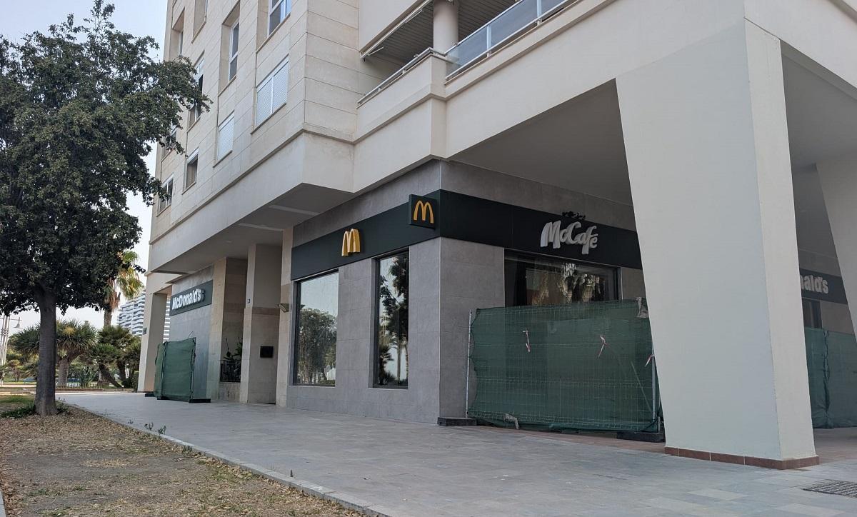 Otra imagen del nuevo McDonald's de la calle Pafícico en Málaga, que ultima su apertura.