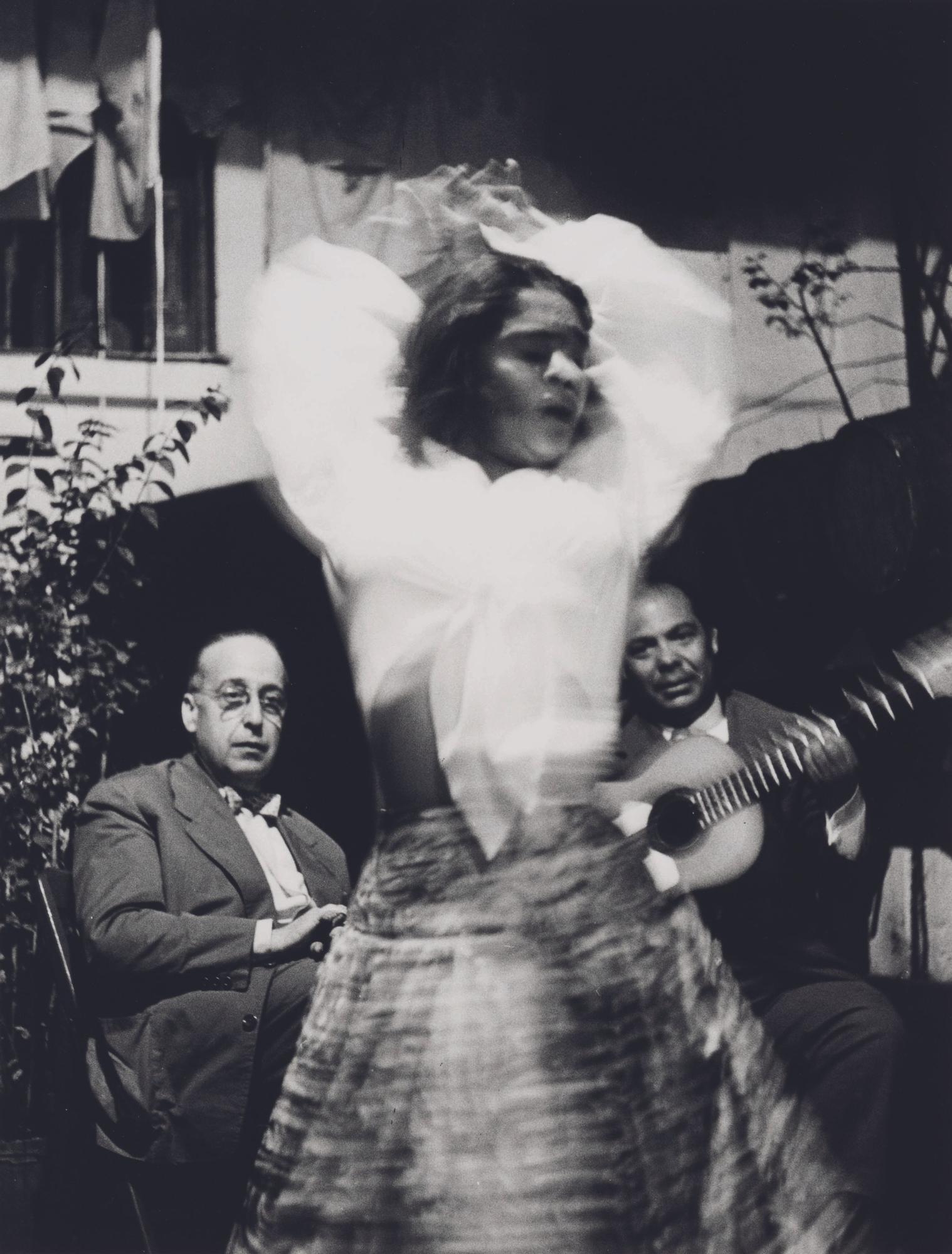 Sebastià Gasch contemplant el ball de La Chunga (1954)