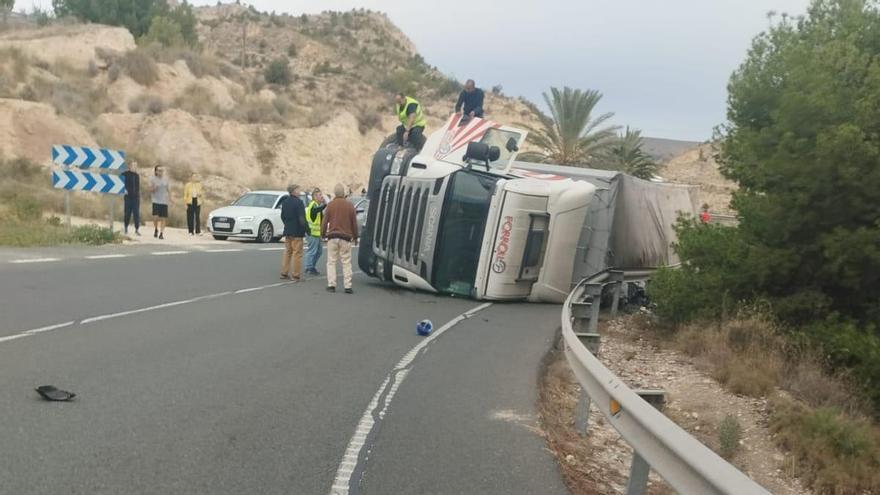 El aparatoso accidente de un camión obliga a cortar la CV-800 en sentido Alicante