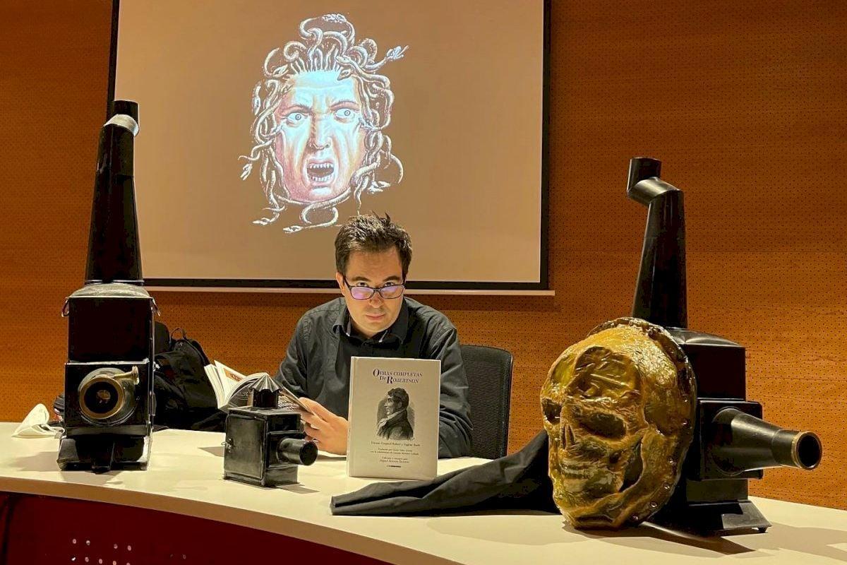 Miguel Herrero, con objetos precinematográficos del siglo XIX para su película "El arte de la luz y la sombra"