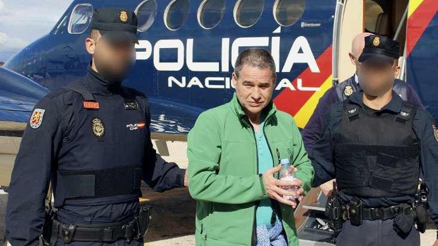 El etarra Antonio Troitiño, custodiado por la Policía. // Efe