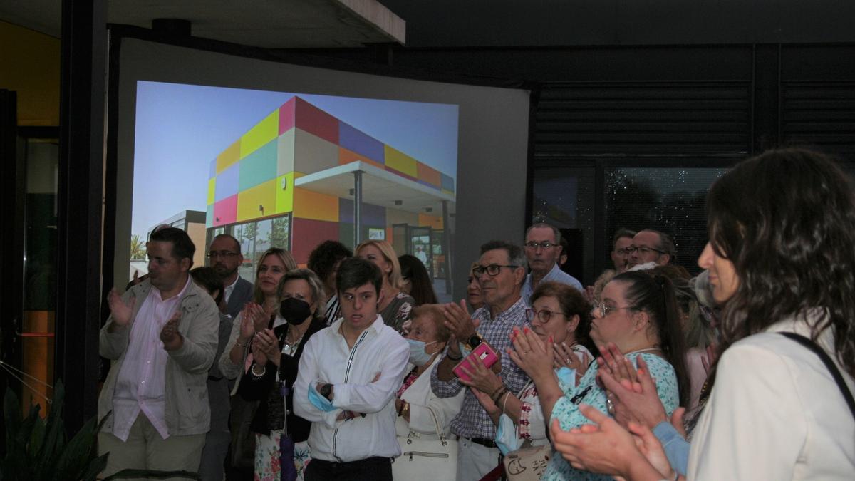 Usuarios, amigos y familiares durante el homenaje que se brindó al que fuera presidente de Apandis durante más de veinte años.