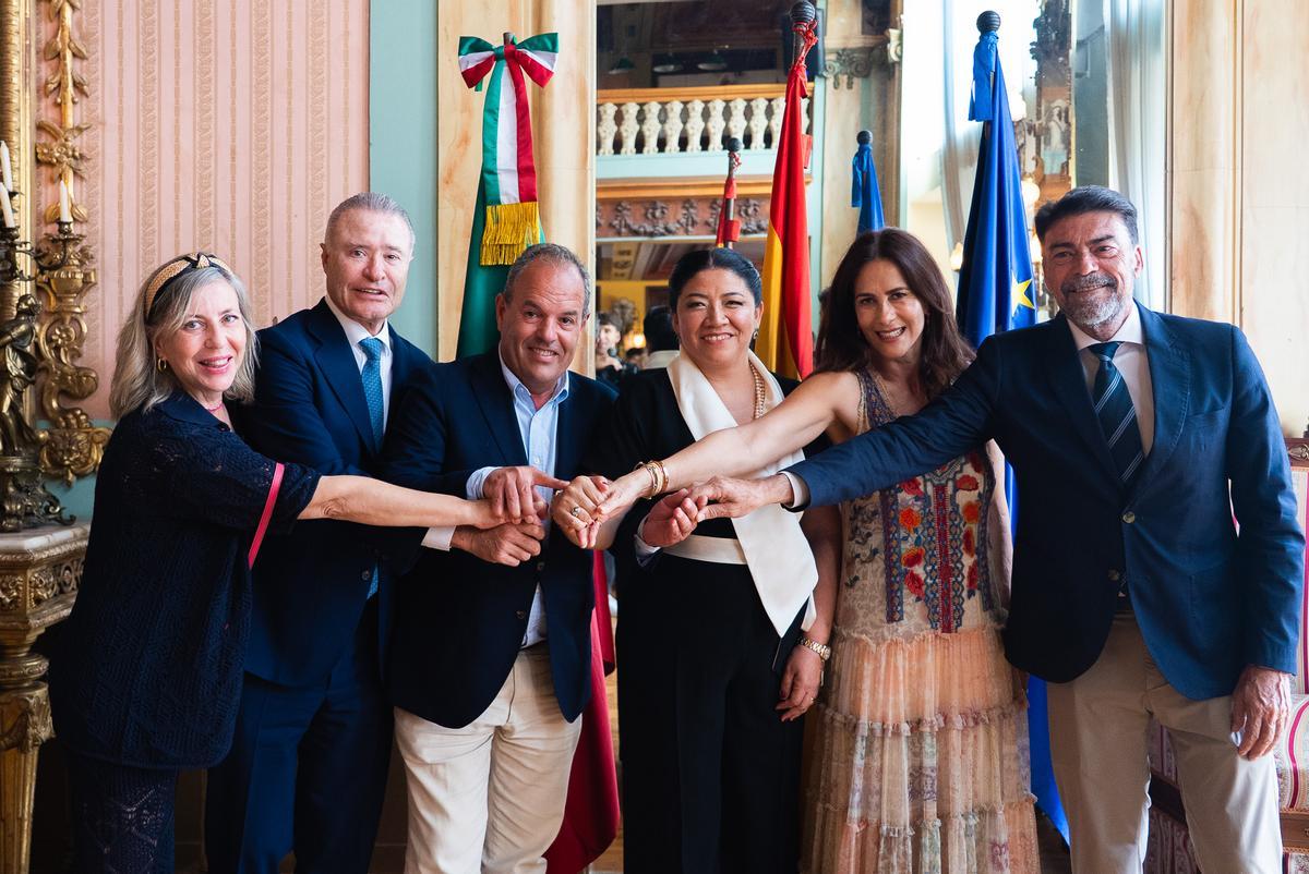 Foto de familia entre la organización de la feria Alicante Gastronómica y el consulado de México junto al alcalde de Alicante.