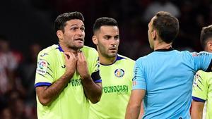 Jorge Molina protesta al árbitro en un partido del Getafe.