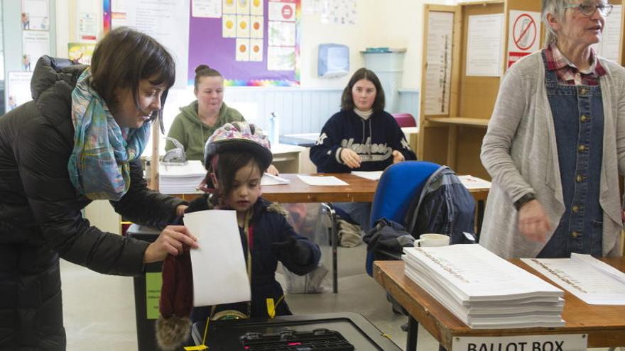 Una mujer vota junto a su hija en Dublín.