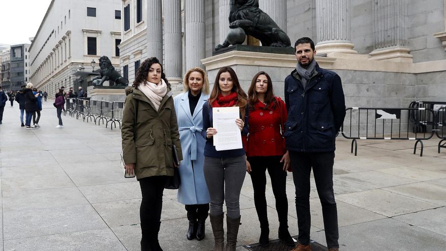 Representantes de la asociación AnimaNaturalis, frente al Congreso