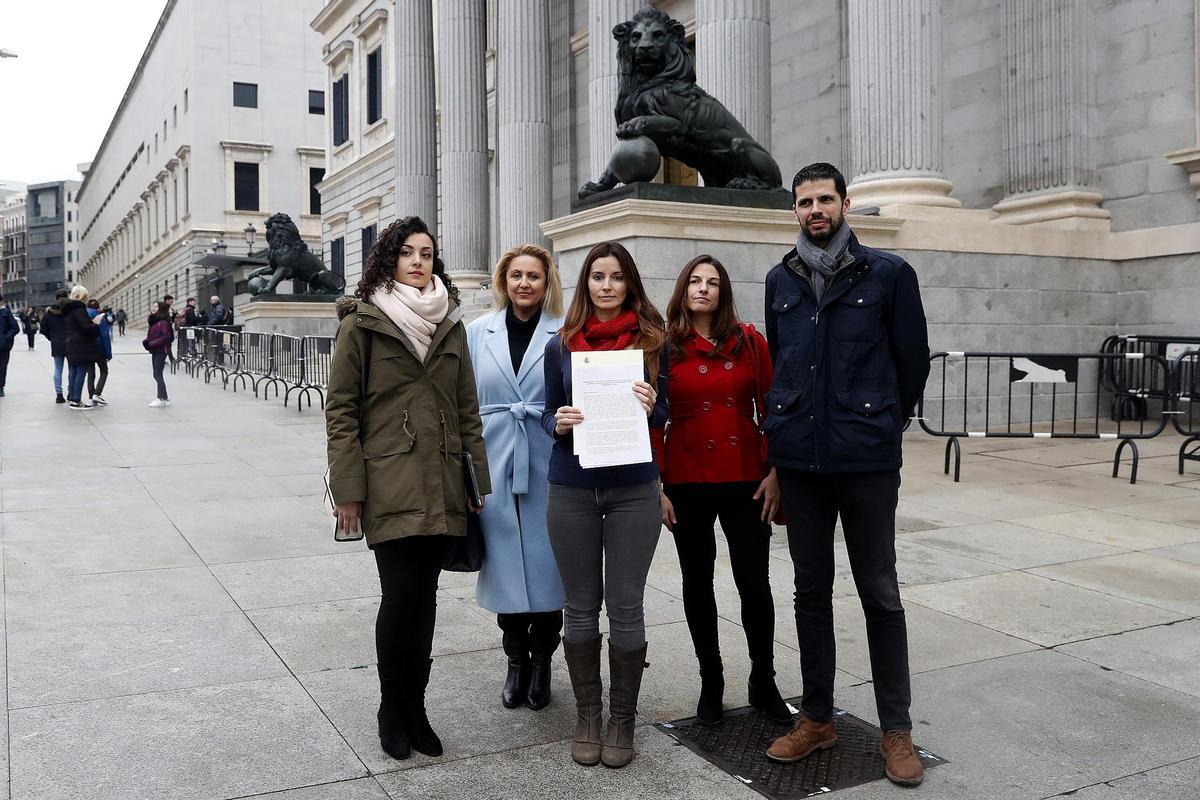Representantes de la asociación AnimaNaturalis, frente al Congreso