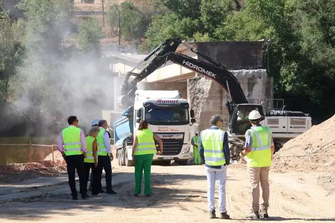 El derribo del puente de Granja Florencia en la ZA-P-2102 en imágenes
