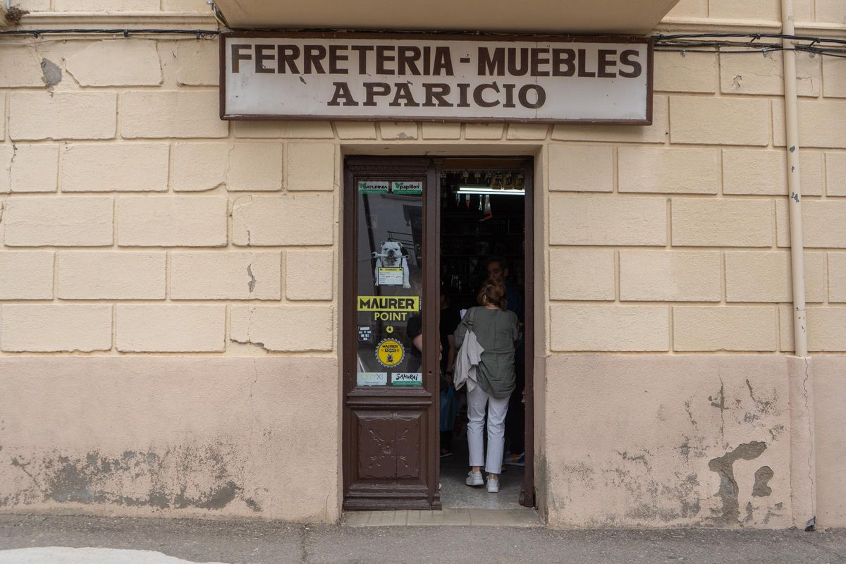 Entrada de la ferretería &quot;Aparicio&quot; en Fuentesaúco