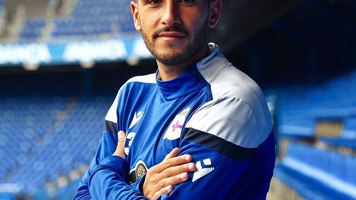 El delantero cambrés Adri Castro, en el estadio de Riazor. |  // CARLOS PARDELLAS