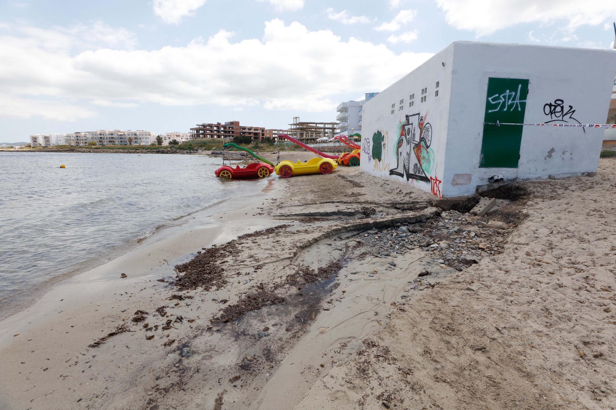 La playa de Punta Xinxó en Sant Josep ha quedado cerrada al baño