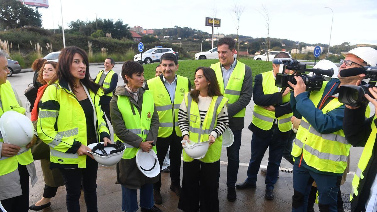 de Izquierda a derecha: María Martínez Allegue, Isabel Rodríguez e Inés Rey, en un acto en A Coruña en 2024.