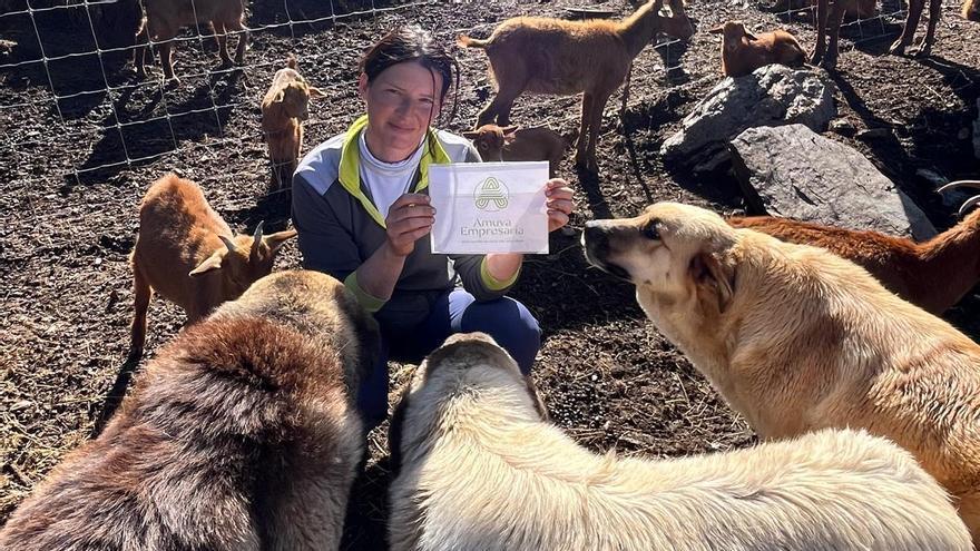 Úrsula Villabrille, la ganadera de Allande que usa drones para controlar sus cabras autóctonas, elegida Mujer Rural de Asturias 2026
