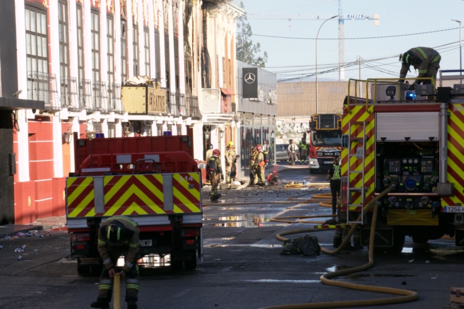 Los servicios de Emeregencias atienden a los afectados por el incendio