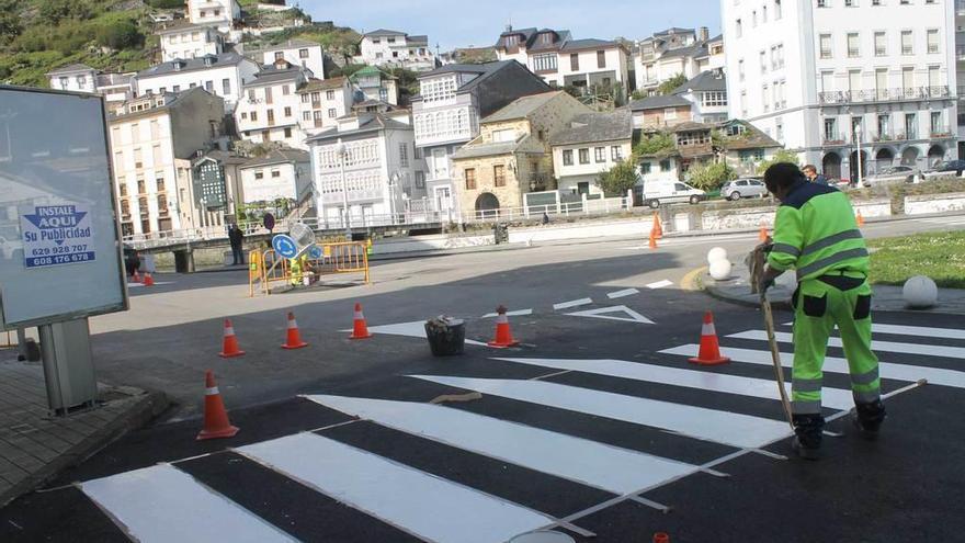 Avanza a buen ritmo la reforma de la plaza del Ayuntamiento de Luarca