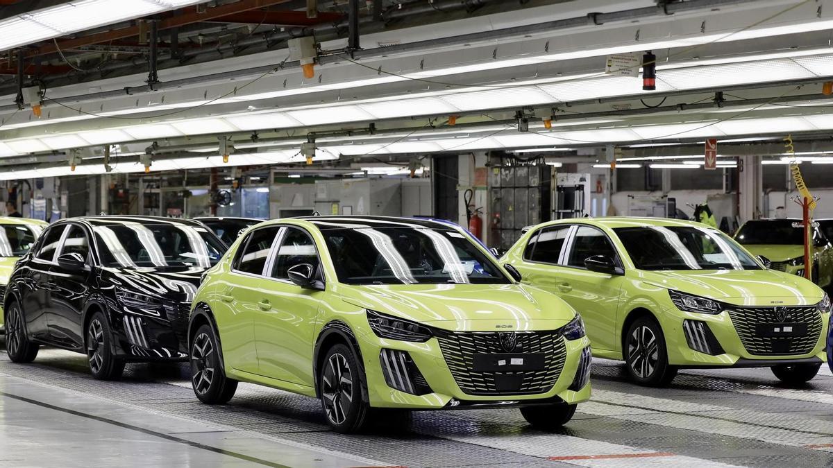 Vehículos recién ensamblados del modelo Peugeot '208' en la fábrica de Figueruelas.