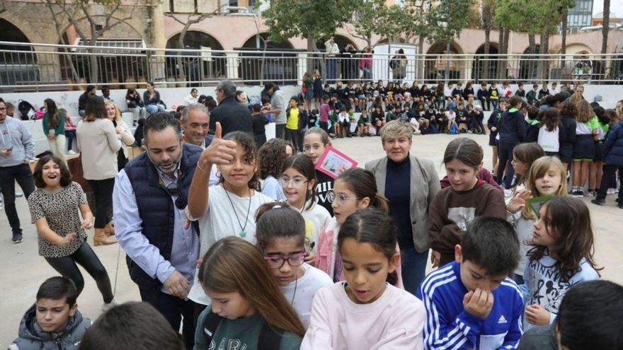 Escolares participan en el fin de los actos por el Día del Comercio Local
