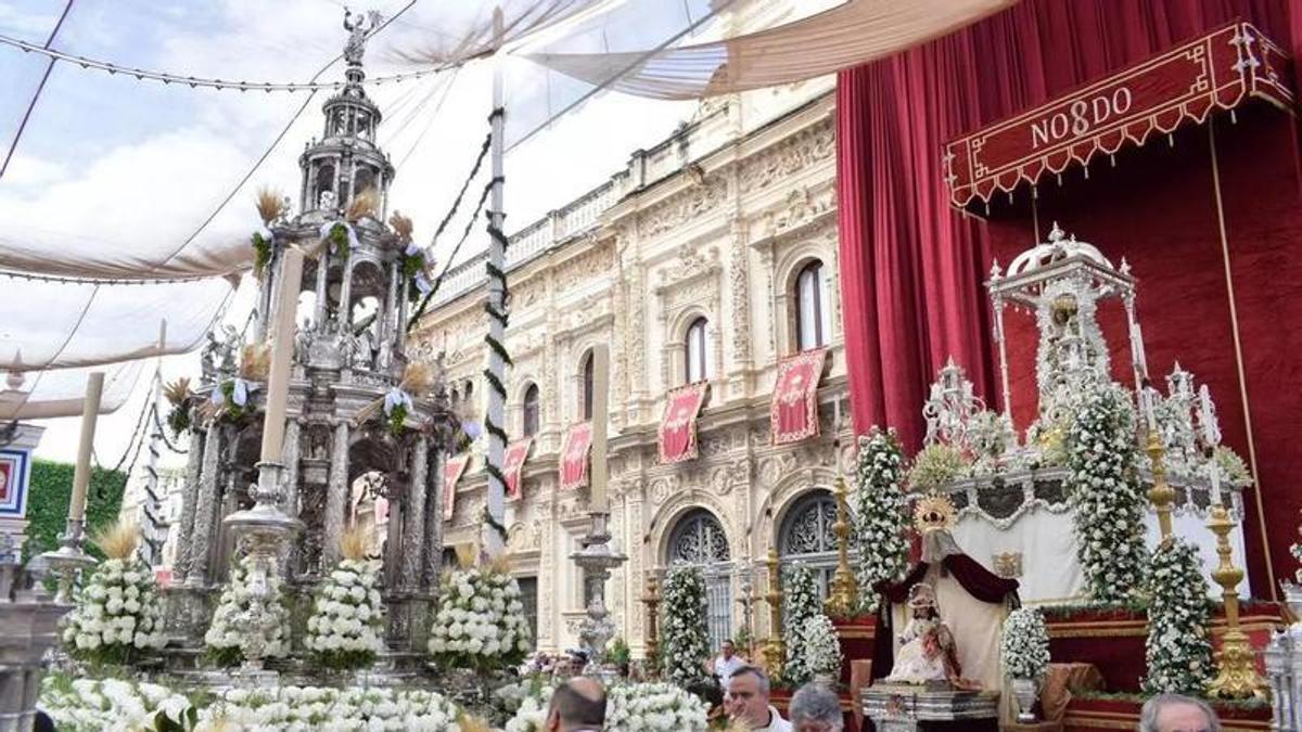 Custodia de Arfe del Corpus de Sevilla en la Plaza de San Francisco.