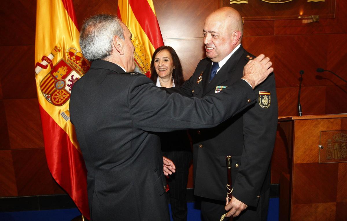 El exDAO, José Ángel González, abraza a su sucesor, Juan Carlos Hernández, durante el acto de toma de posesión como jefe superior de la Policía en Aragón.