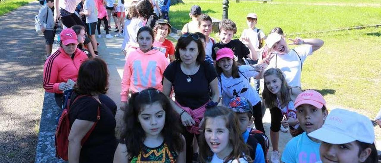 Un grupo de alumnos del colegio Manuel Rivero ayer, en el paseo fluvial del Pontiñas. // Bernabé