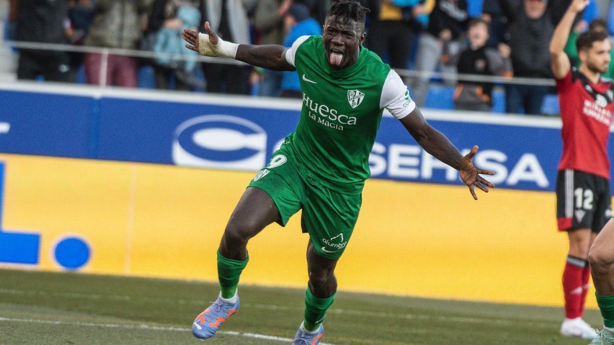 Obeng celebra sacando la lengua su espectacular gol de chilena en el encuentro