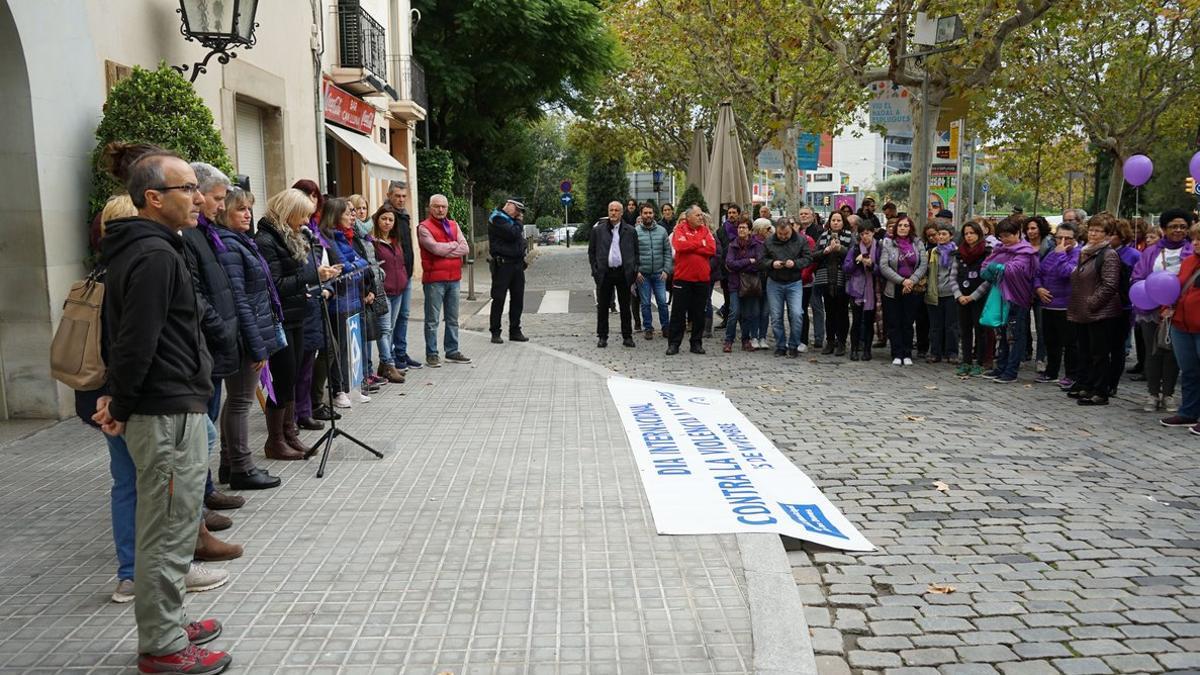 La alcaldesa de Esplugues leyendo el manifiesto contra la violencia machista el pasado domingo