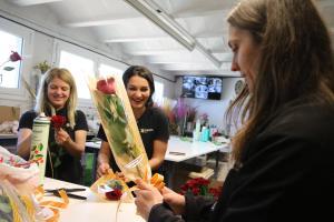 Actividad frenética en las floristerías a dos días de Sant Jordi