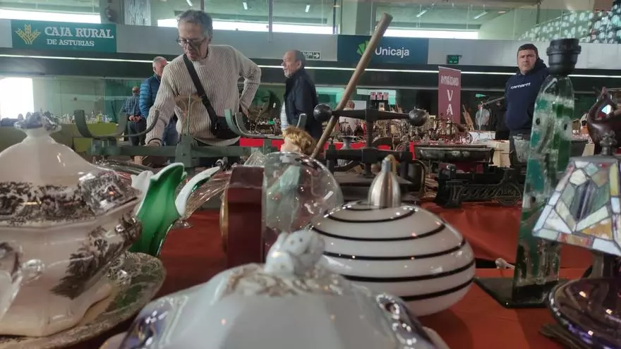 VÍDEO: Así fue la inauguración de la Feria de Antigüedades, Coleccionismo y Vintage de Avilés en el pabellón de La Magdalena