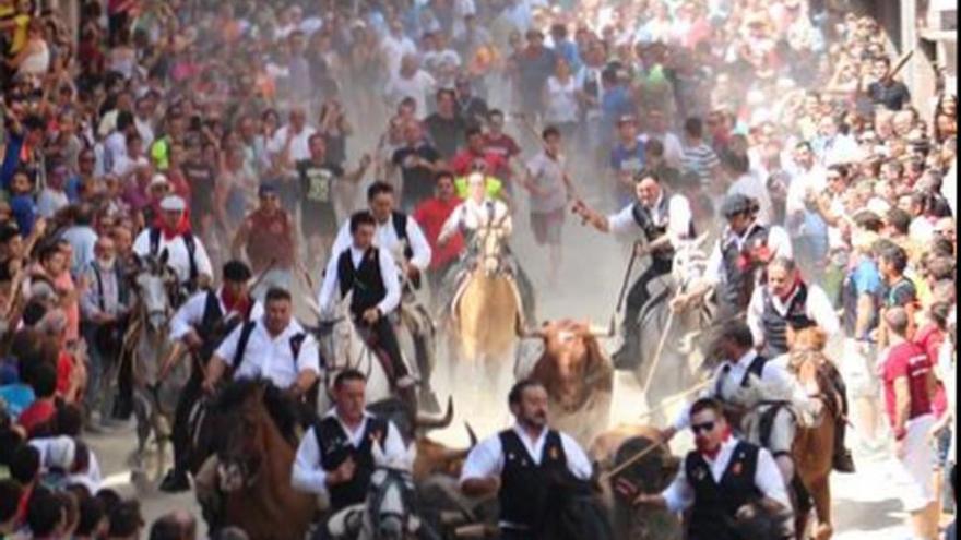 Un astado díscolo siembra dudas en la tercera Entrada de Toros y Caballos