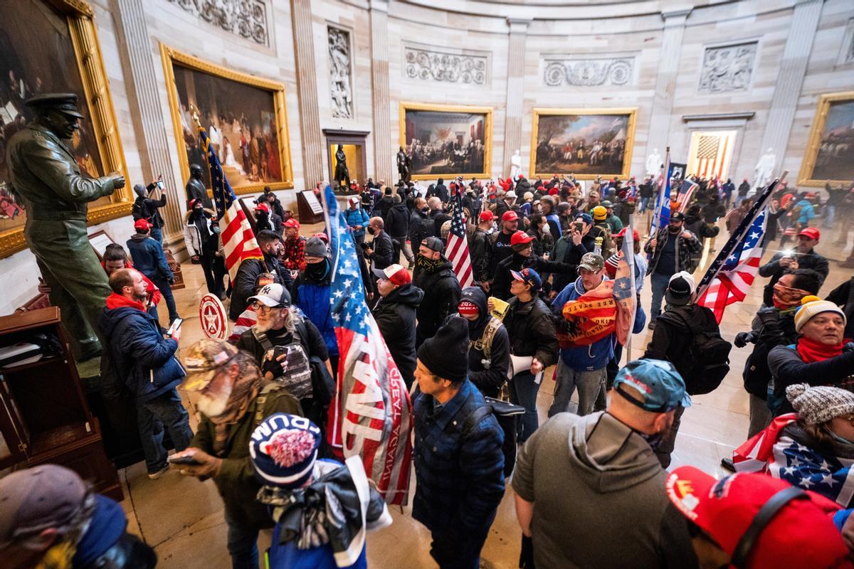 ACOMPAÑA CRÓNICA: EEUU CAPITOLIO - USA4285. WASHINGTON (DC, EEUU), 03/01/2022.- Fotografía de archivo del 6 de enero de 2021 donde aparecen unos partidarios del presidente de los Estados Unidos, Donald J. Trump, durante al asalto al Capitolio en Washington. Cuando una turba de seguidores de Donald Trump irrumpió en el Capitolio de Estados Unidos, el legislador demócrata Rubén Gallego miró a su alrededor buscando un arma con la que hacerles frente, pero lo único que encontró fue un bolígrafo. EFE/EPA/Jim Lo Scalzo /ARCHIVO