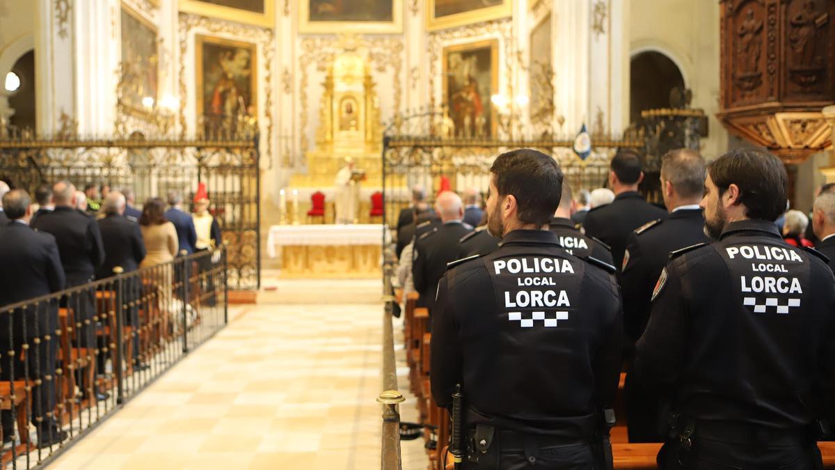 Todos los actos se llevaban a cabo en el interior de la antigua Colegiata por la lluvia.