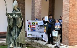 Víctimas de pederastia exigen a la cumbre vaticana que los Maristas y Montserrat rindan cuentas