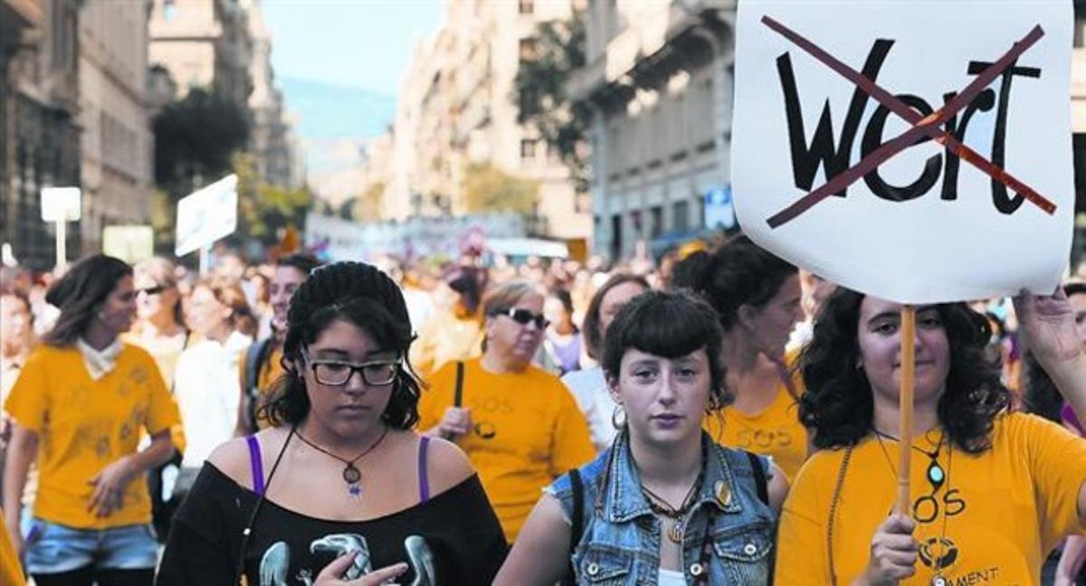 Manifestació a Barcelona contra les lleis i les retallades educatives, ahir.
