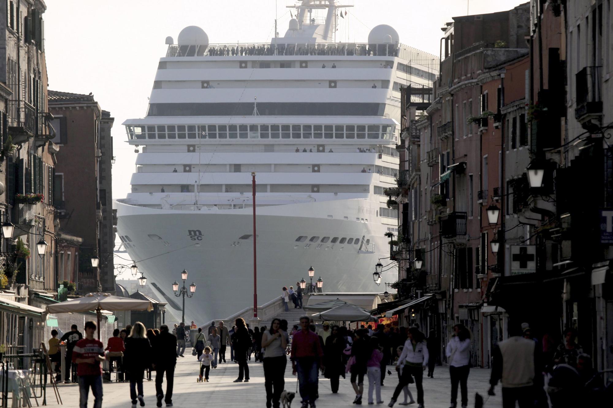 Un crucero, a su entrada a la ciudad de Venecia.