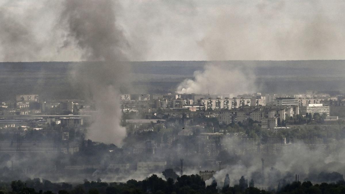 El humo y la suciedad se elevan por los bombardeos en la ciudad de Severodonetsk durante la lucha entre las tropas ucranianas y rusas en la región oriental de Ucrania de Donbas el 7 de junio de 2022. (Foto de