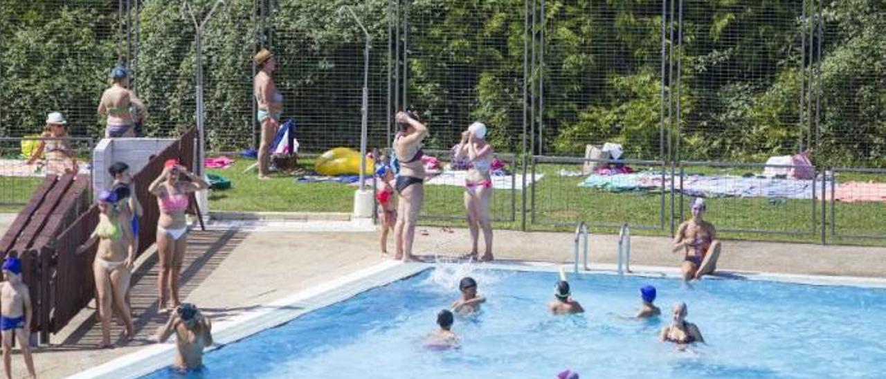 Usuarios disfrutan en días de calor de las piscinas municipales de Lalín. // Bernabé/Ana Agra