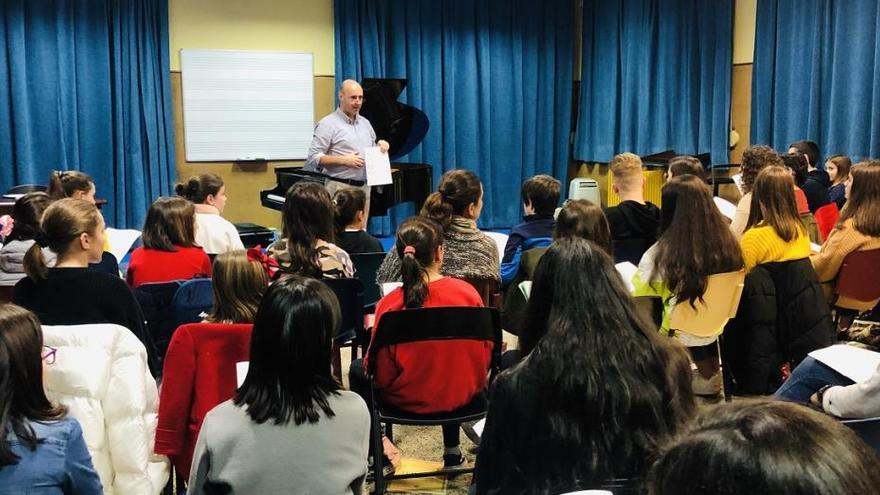 El músico Martien Mass, con los alumnos redondelanos. / FdV