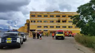 Galería de imágenes: Alarma por un incendio en la antigua sede de la empresa Serratins en Castelló