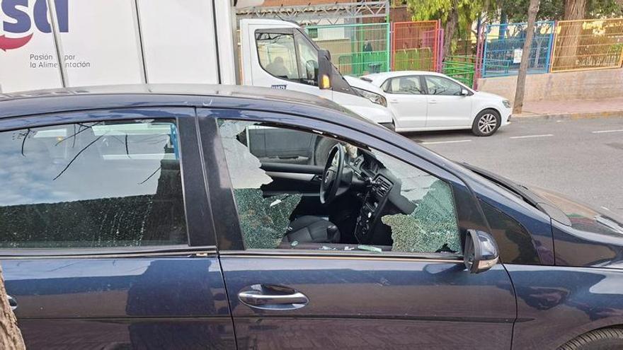 Uno de los vehículos con la ventanilla rota en San Vicente