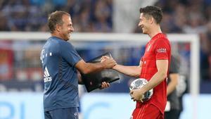 Hansi Flick choca la mano de Robert Lewandowski en la exitosa etapa en el Bayern