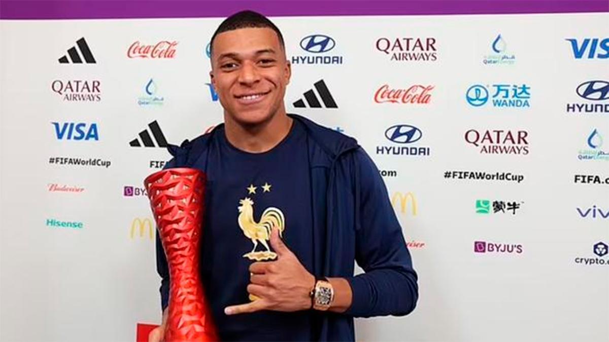 Mbappé tapa la marca Budweiser tras recibir el premio al mejor jugador del partido ante Polonia