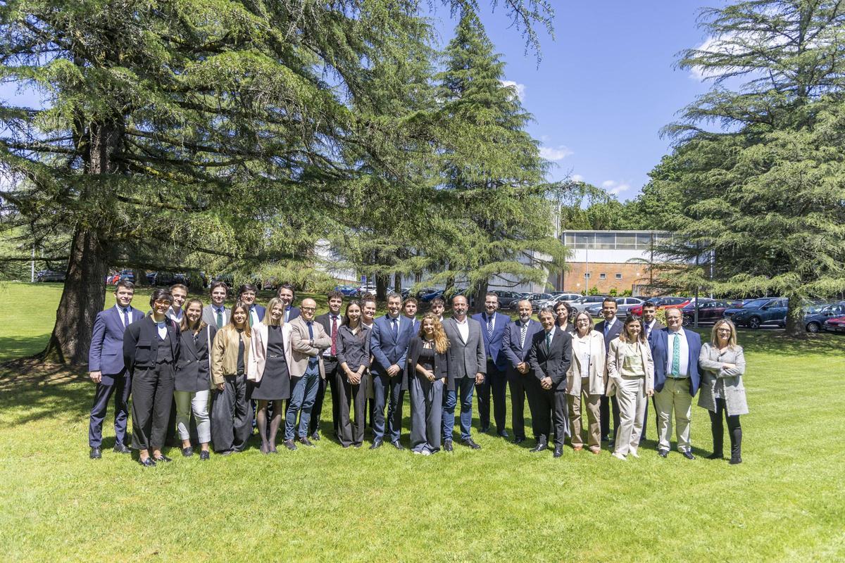Autoridades, profesorado y alumnos del grado en la celebración del aniversario