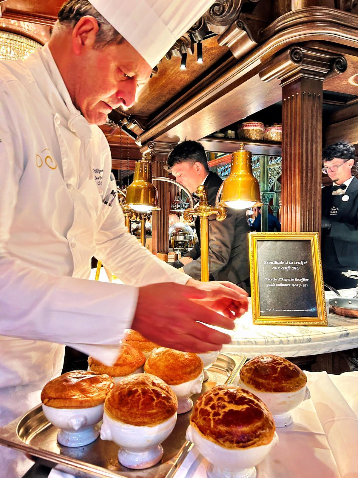 Els cuiners elaboren en el mateix moment alguns dels plats, com aquesta sopa amb tòfona.