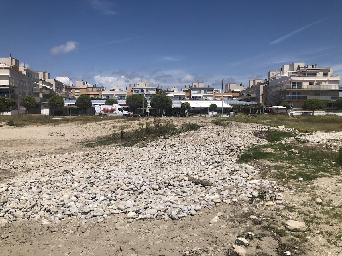 El tramo de playa de Cubelles afectado por la presencia de caucho.