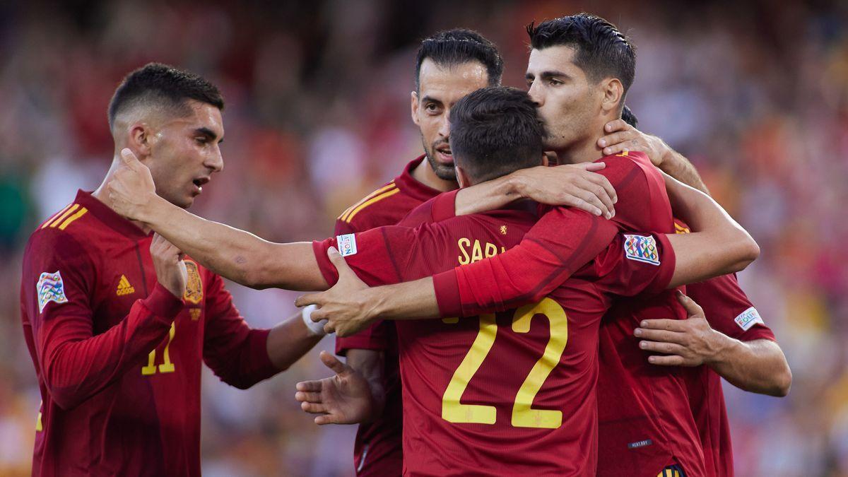 Los jugadores de la selección española celebran el gol de Álvaro Morata ante Portugal.