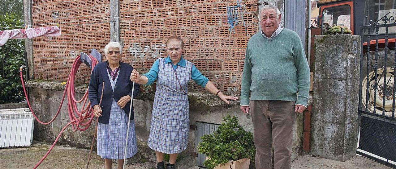 Amancio Fernández e María Pandeiros cunha veciña, á esquerda, tamén segadora.